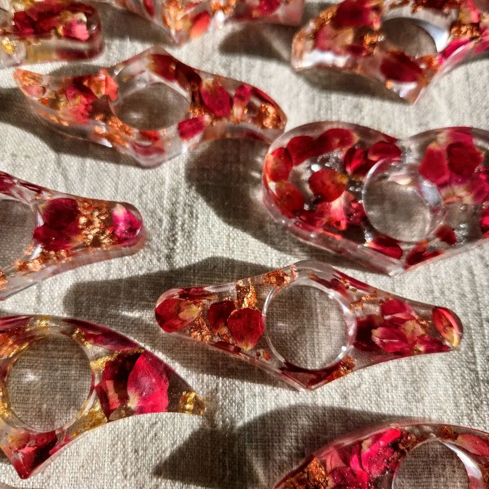Handmade Rose Petals Page Holder One-Hand Reading Resin Rose Petals Design Lightweight Compact Perfect for Reading in Bed Cooking Journaling