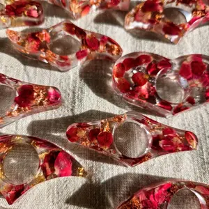 Handmade Rose Petals Page Holder One-Hand Reading Resin Rose Petals Design Lightweight Compact Perfect for Reading in Bed Cooking Journaling