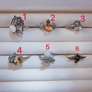 <PingEast jewelry > Animal rings——925 Sterling Silver Ring featuring an eye-clean natural Peridot, the birthstone for August. Fresh, vibrant green sparkle with an elegant and timeless design