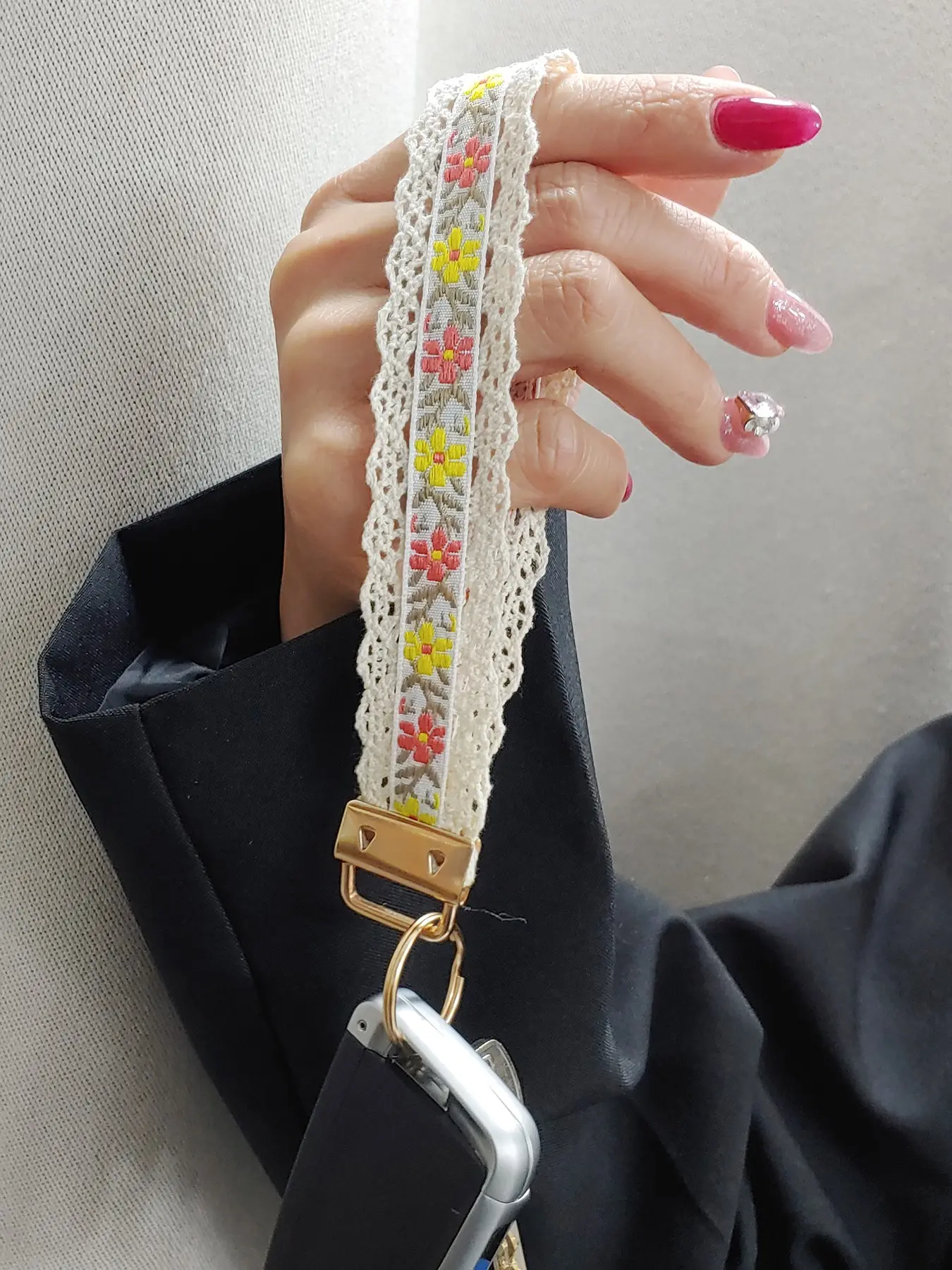 Women's Boho Ethnic Floral Pattern Keychain Cord, Zinc Alloy Lace Embroidered Heart Design, Universal Phone Strap & Bag Charm Accessory, Keychain for Bags, Keychain for Purse
