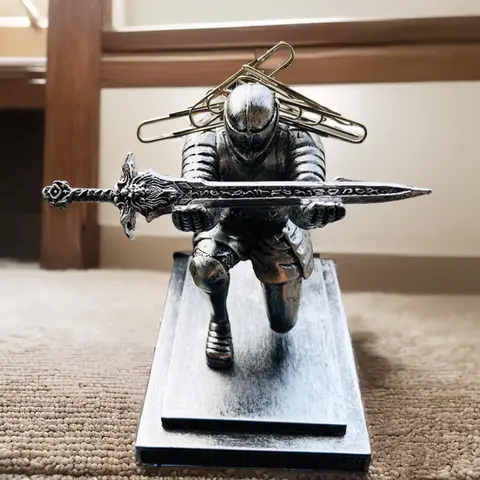 New Magnetic Sword Knight Pen Holder Executive Officer Knight Soldier Armor Hero Pen Stand with Magnetic Back Pen Holders For Desks