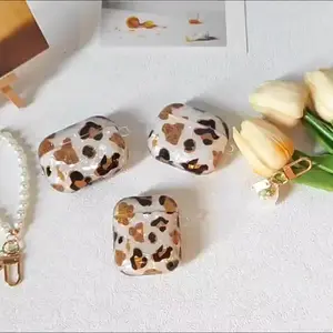 Luxurious leopard-print AirPods case with a matching pearl bracelet for Apple AirPods 1/2/3/4/Pro/Pro2. Stylish, anti-loss design with luxurious Chanel-inspired accessories provides drop and impact protection for all-around protection.