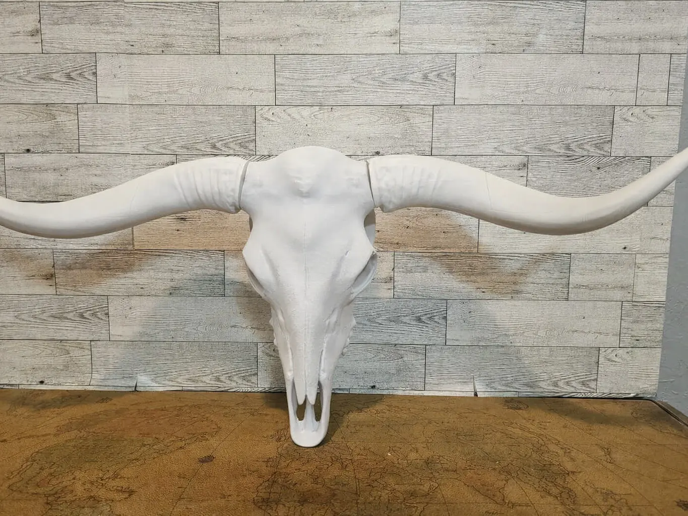 23-in Wide Curve 3D Printed Faux Longhorn Bull Skull Sculpture with Horns - 11-in Long Glue-Together Building Wall Mount Ornament, Minimalist Western Modern Farmhouse Home Decor for 4th of July, Children's Day