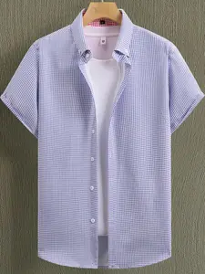 Men’s turn-down collar short-sleeve shirt with button design, made from lightweight polyester fabric featuring a plaid pattern. Casual and comfortable, with a soft texture, suitable for everyday wear; stylish and breathable for summer beach vacations; fas