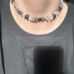 AGATE AND CALCITE ELASTIC GEMSTONE CHOKER!