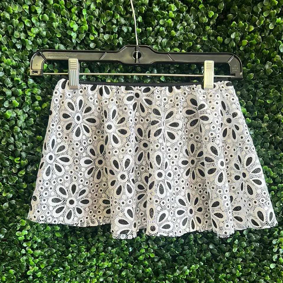 Black and White Daisy Pull On Skirt Floral Womenswear