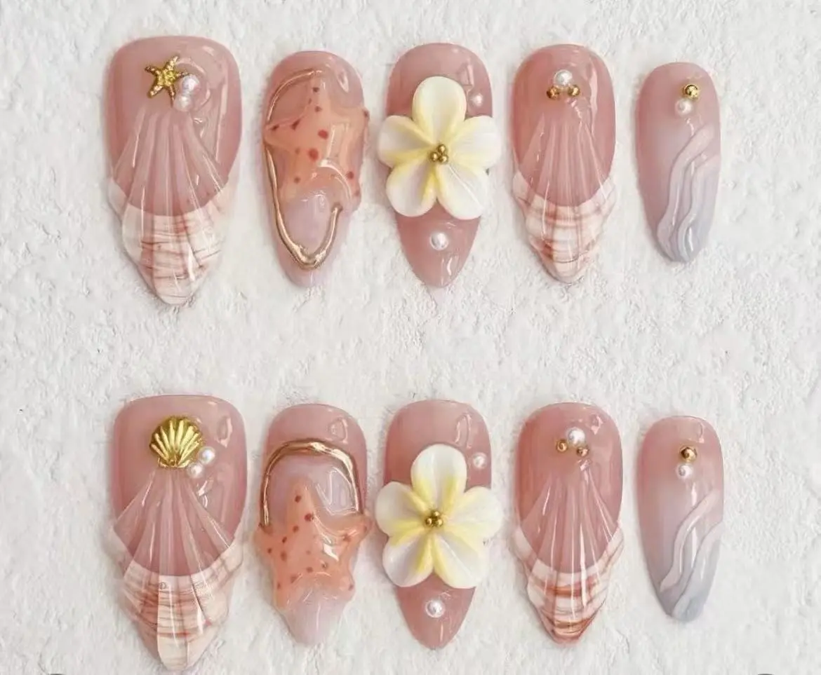 Mamie-Customized Nails Picked In Liveroom