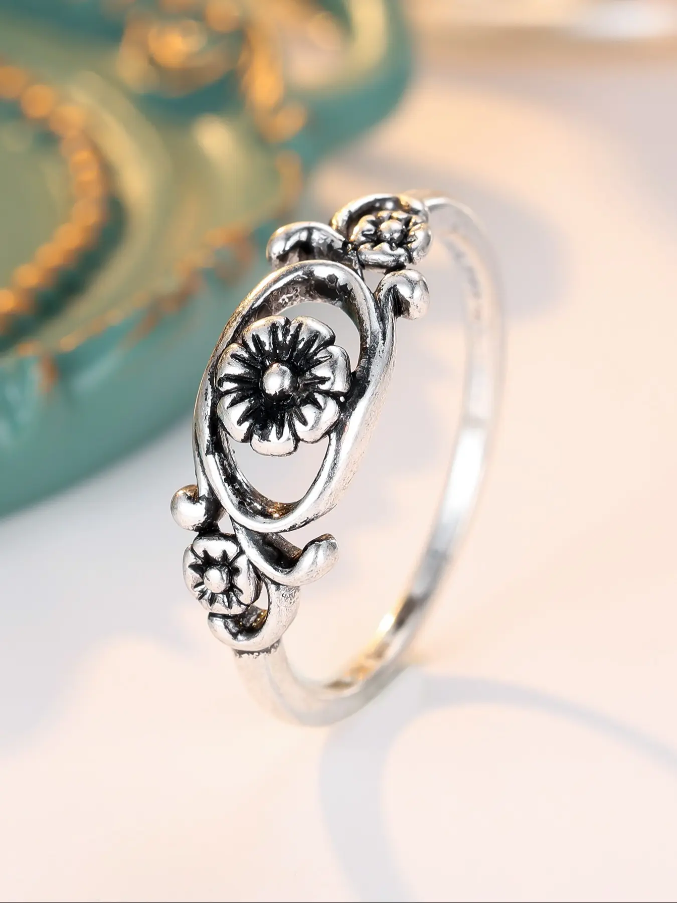 Retro-chic antique silver floral pattern openwork design women's ring Vintage rings Beautiful Rings Classic and versatile women's jewellery The perfect women's jewellery gift