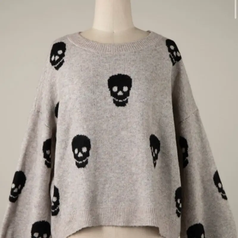 Women's Oversized Soft Skull Sweater for Halloween en - Gray Knitted Pullover with Black Skull Patterns
