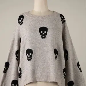 Women's Oversized Soft Skull Sweater for Halloween en - Gray Knitted Pullover with Black Skull Patterns