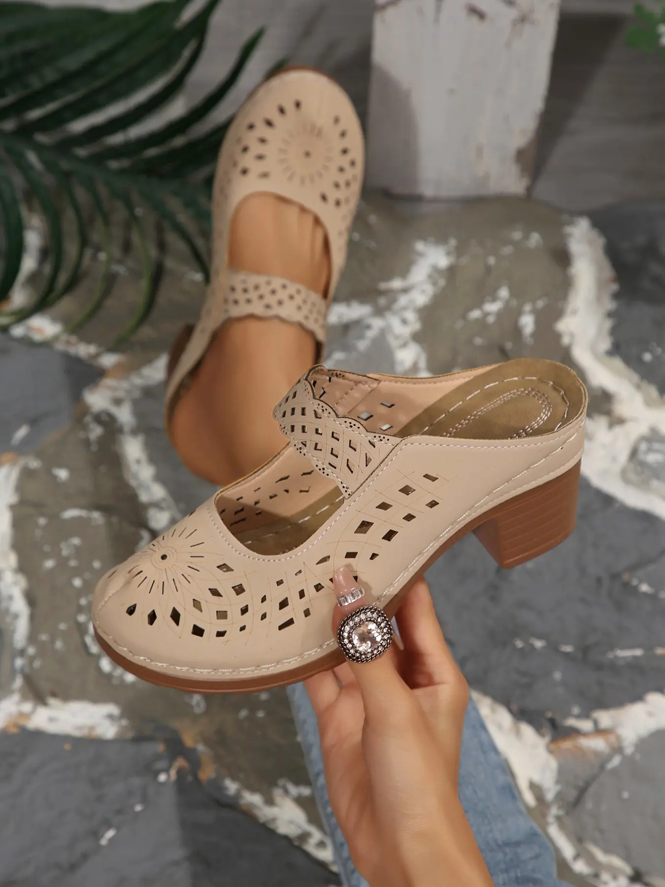Summer Hollow Out Floral Heeled Mules for Women, Breathable Open Toe Sandals, Vintage Versatile Outdoor High Heel Shoes, Streetwear Mules, PU Leather Mules