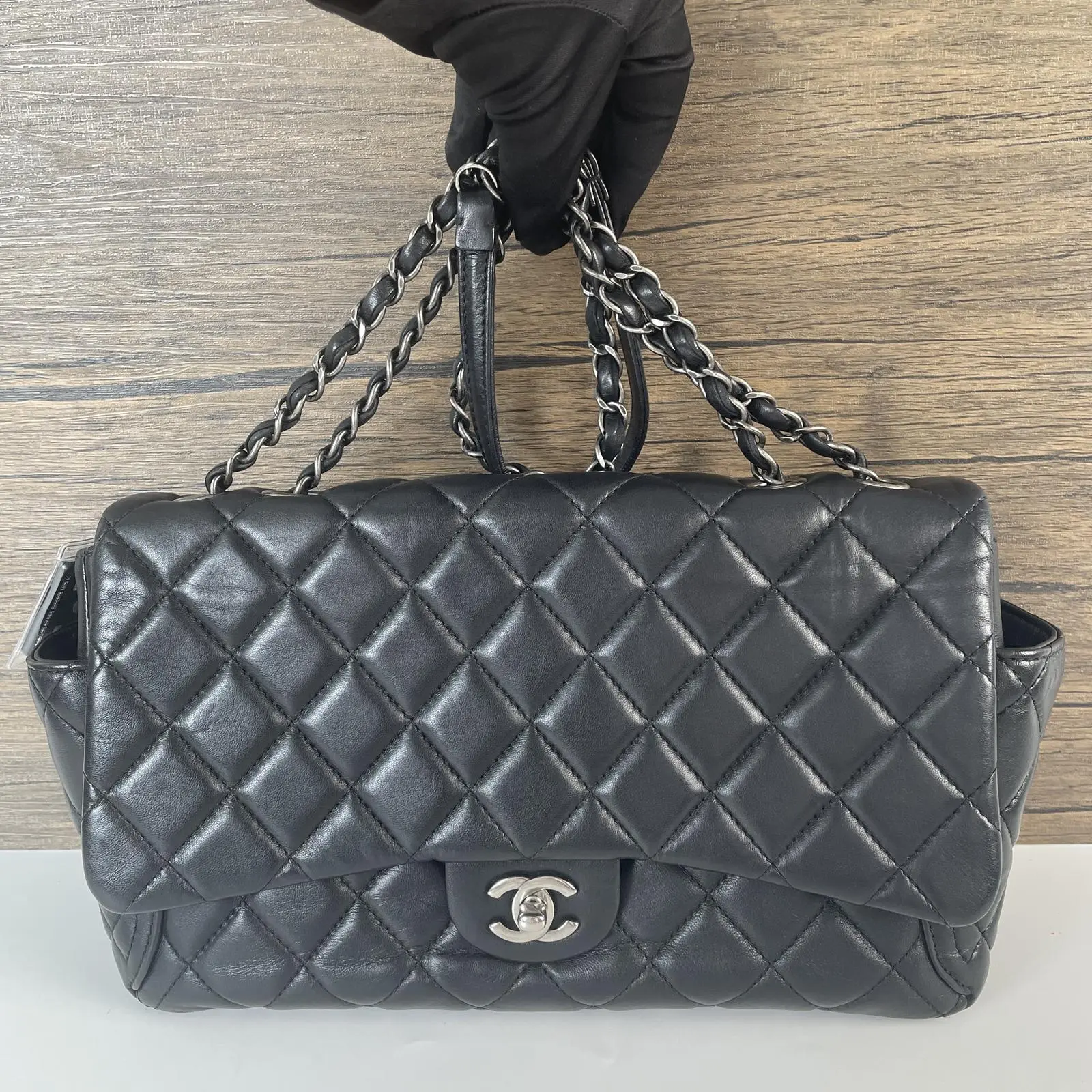 Pre-owned CHANEL Black diamond-quilted lambskin leather Shoulder Bags Jumbo Classic Flap style handbag, black lambskin, silver interwoven chain strap, diamond quilted leather, double C turn lock.Saffiano leather zip around long wallet,++ chain+++
