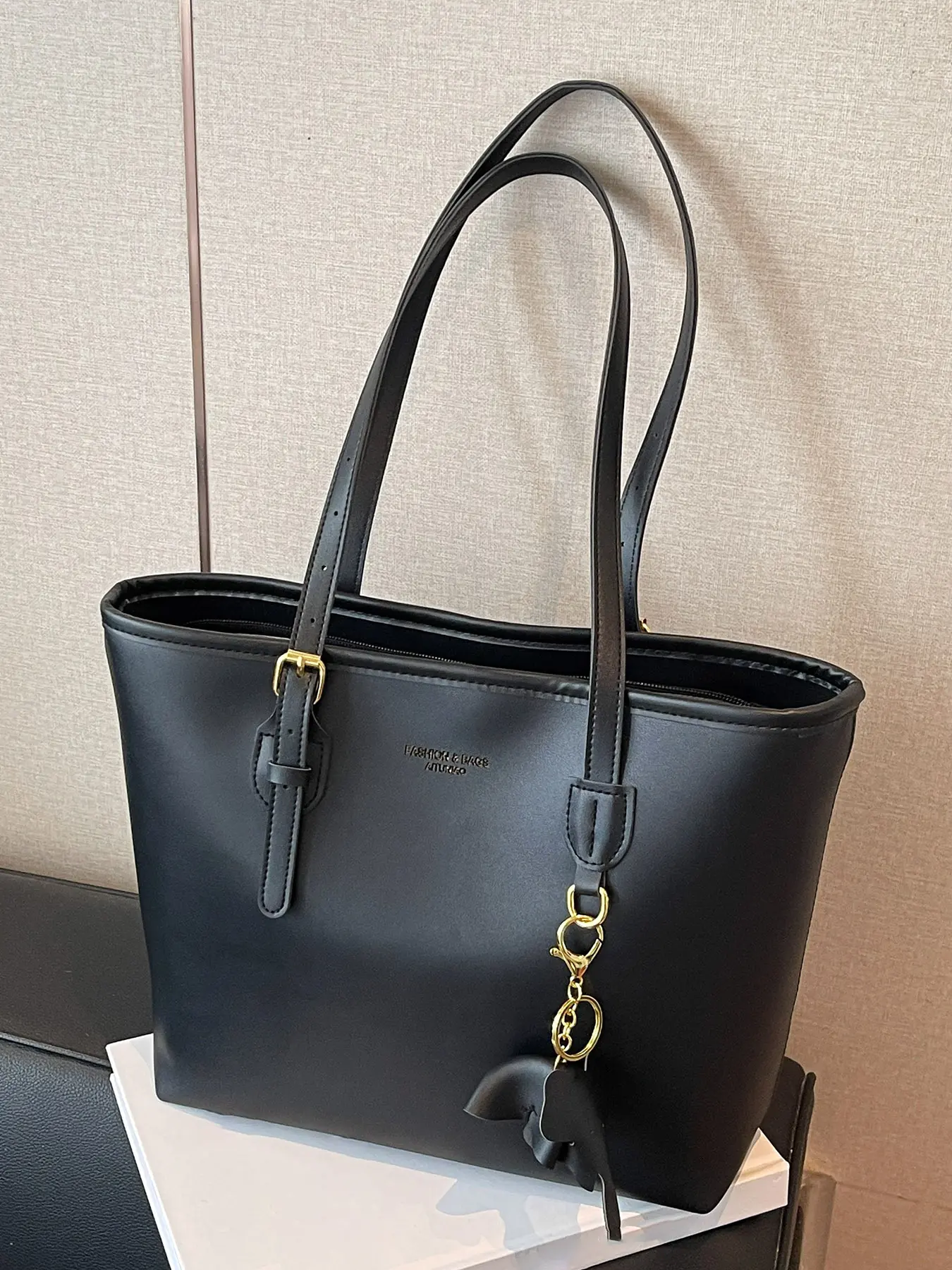 Classic one-shoulder underarm bag, handbag, Fashionable bag, Casual Fashion Bag, textured metal buckle elephant pendant, a must-have for casual daily commuting, niche design suitable for students, office workers, shopping, etc.