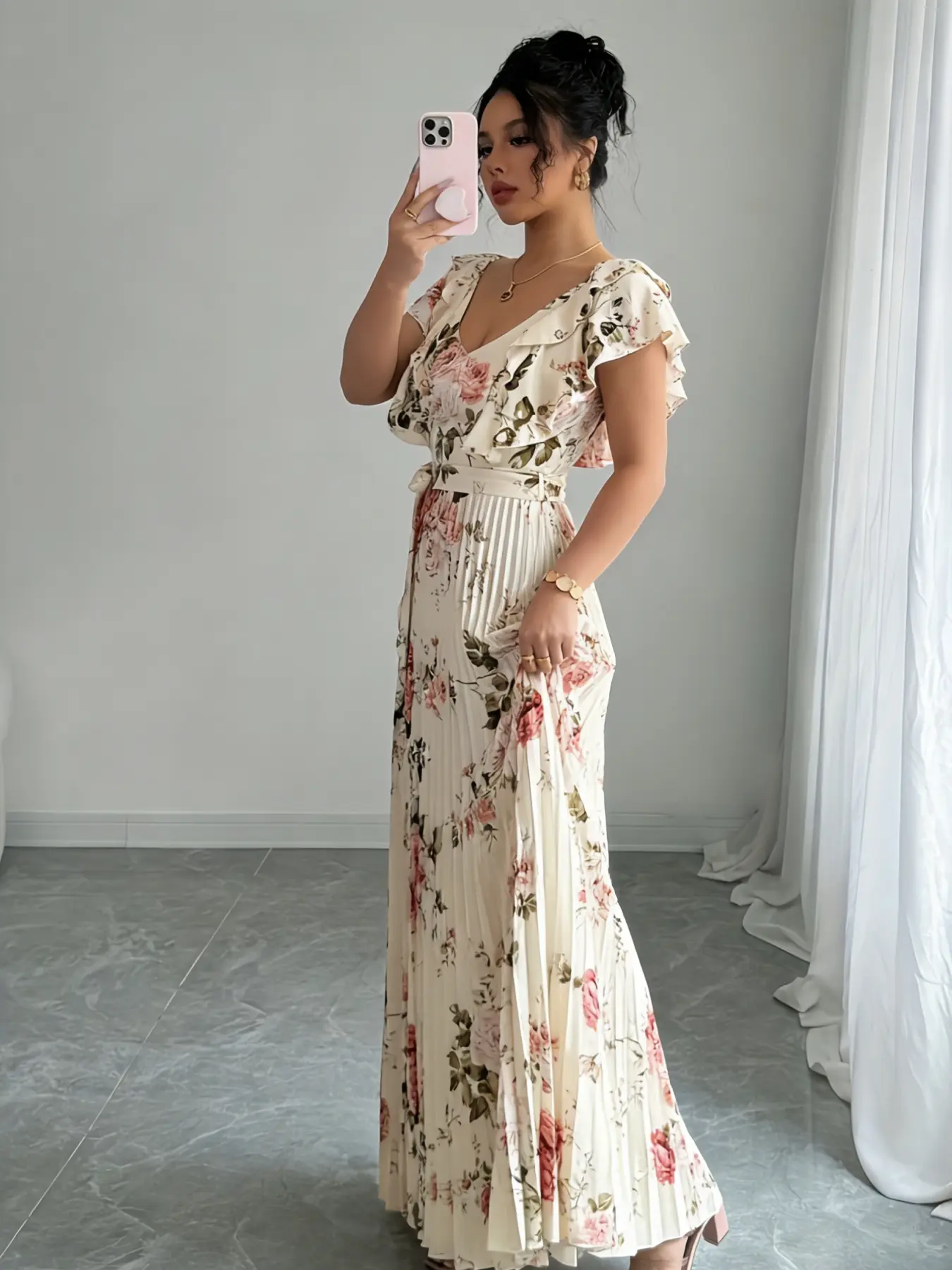 A women's apricot colored fashionable Floral rose print pleated long dress, with a gentle print and a flowing pleated skirt suitable for commuting to work, shopping and outdoor activities, indoor and outdoor dressing, Casual Summer Dress
