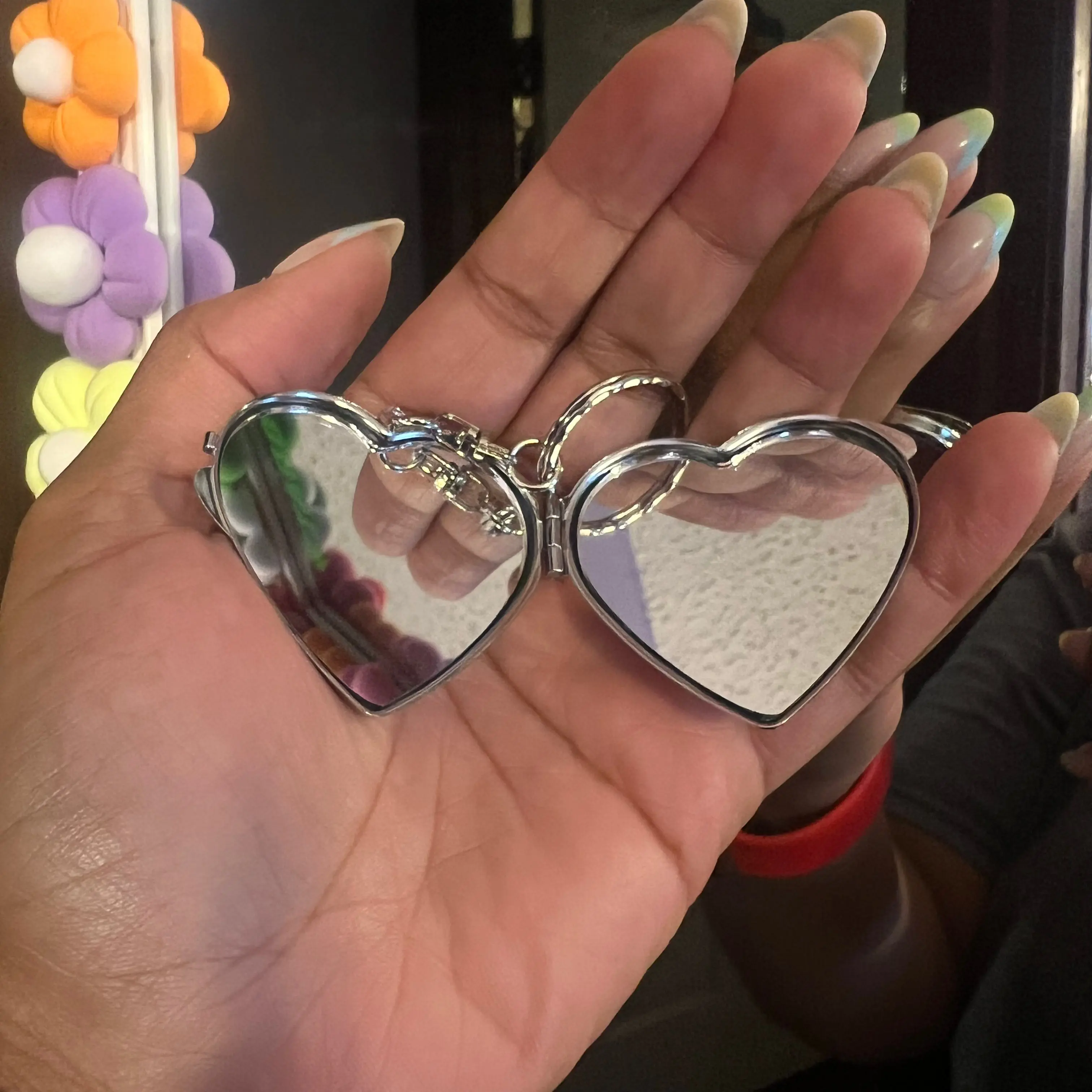 Mini Heart Mirror Keychain Bag Charm - Compact Heart-Shaped Design for Quick Touch-Ups & Stylish Accessory Collection