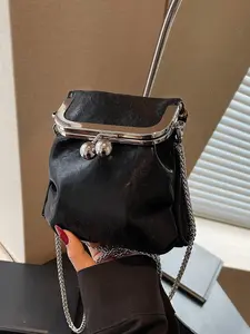 Simple one-shoulder small square bag, niche design crossbody bag, versatile style, essential for daily commuting, suitable for college students for shopping, dating, afternoon tea, Casual crossbody bag, Chain crossbody bag