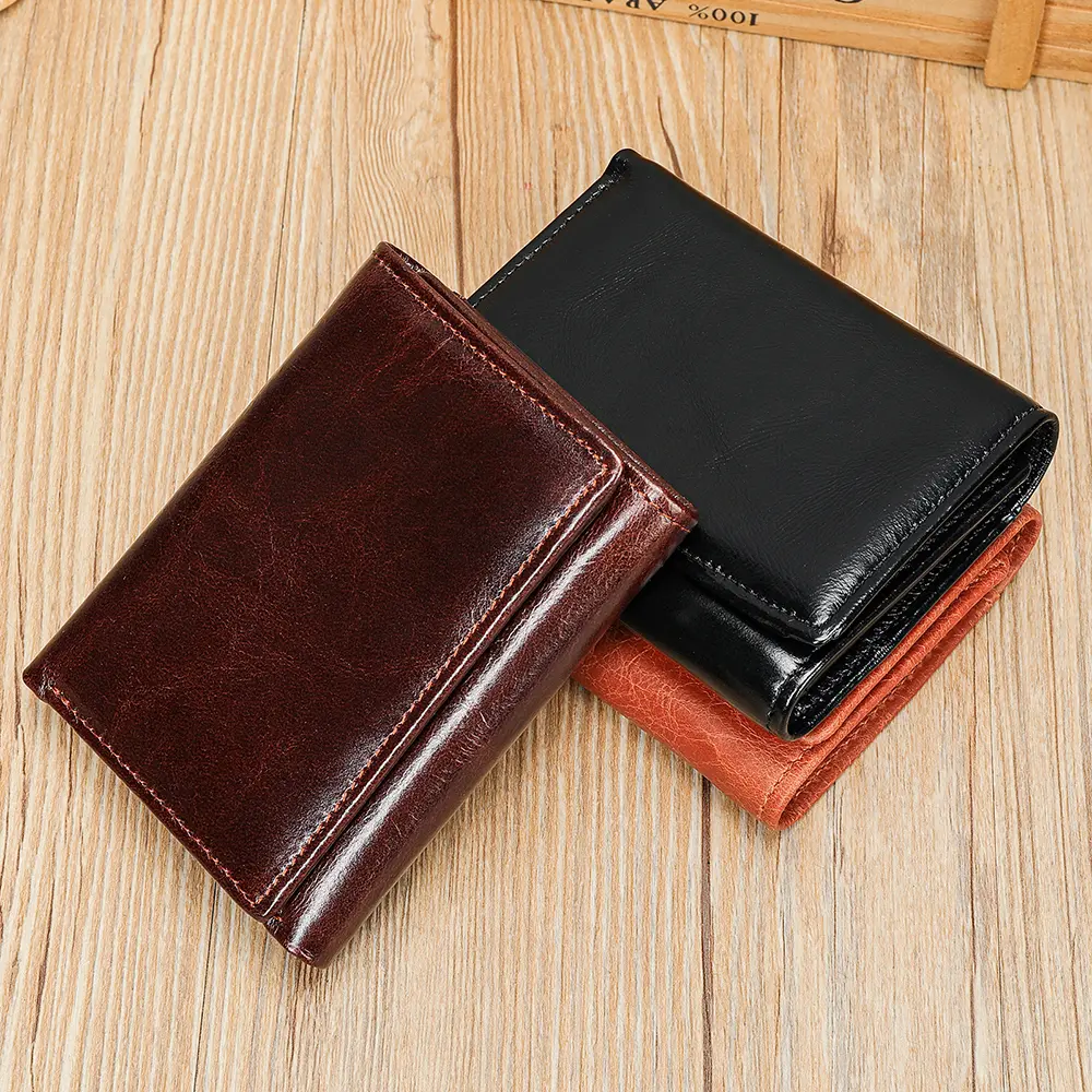 Retro Men's Wallet: Premium Leather Bi-fold—A Classic, Durable Design for Daily Use. Features Ample Card Slots and Cash Space—The Ultimate Wallet Organizer.