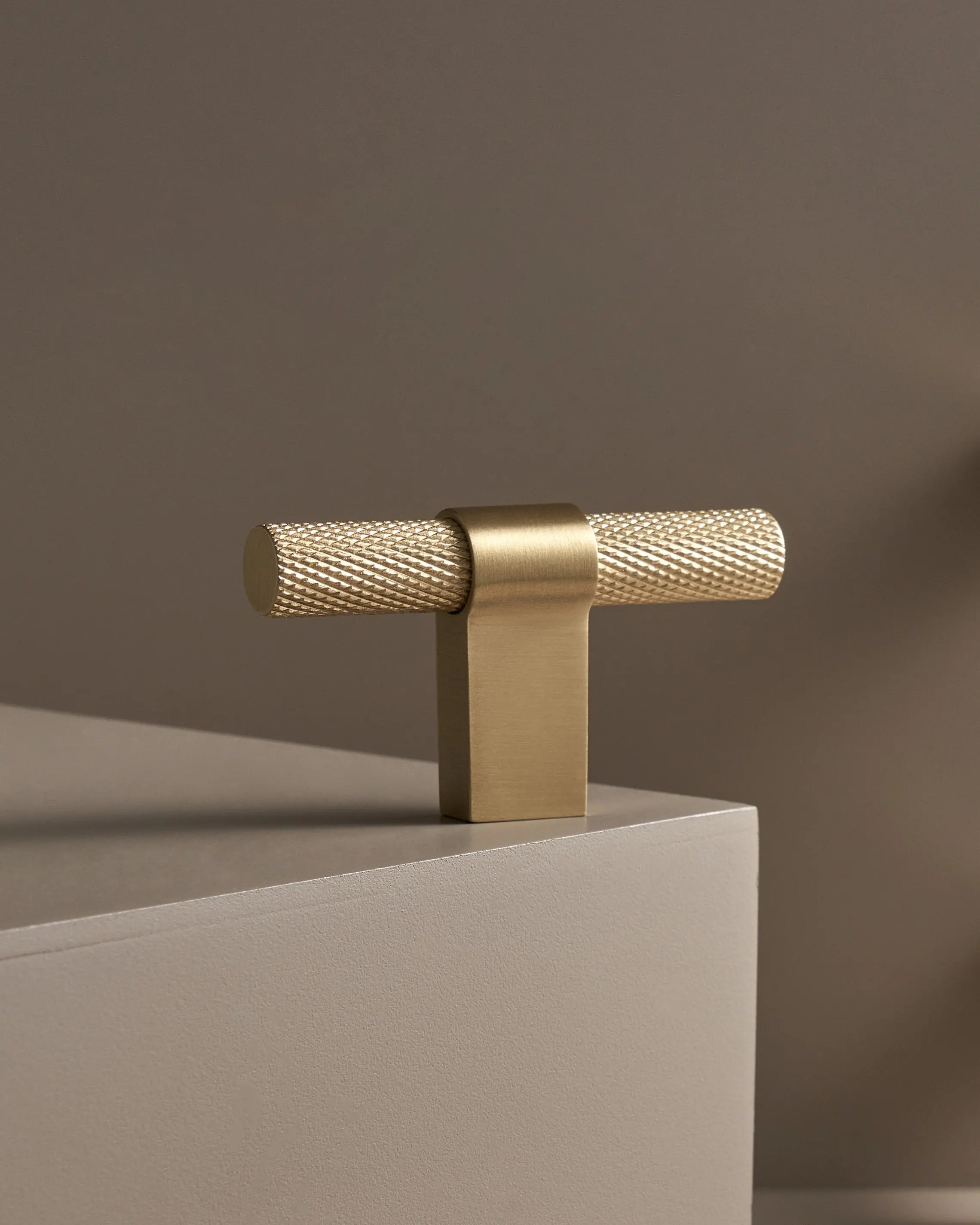 STRATFORD DIAMOND-KNURLED T-BAR KNOB