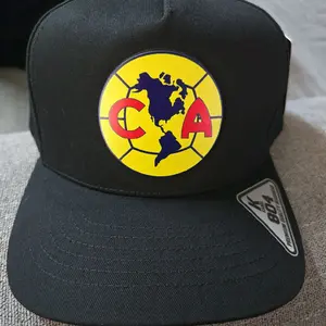 Gorra  América,  color obscuro visera roja por debajo  ajustable  marca  kamel