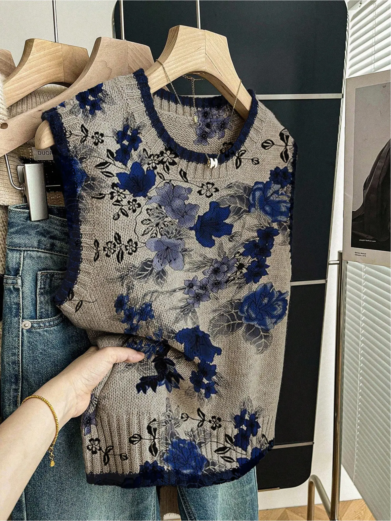 1 piece Spring and summer back-to-school loose round-neck sleeveless woolen knitted top with dark blue border and patchwork blue floral print, women's outerwear, Casual Comfy Soft Knit Vest