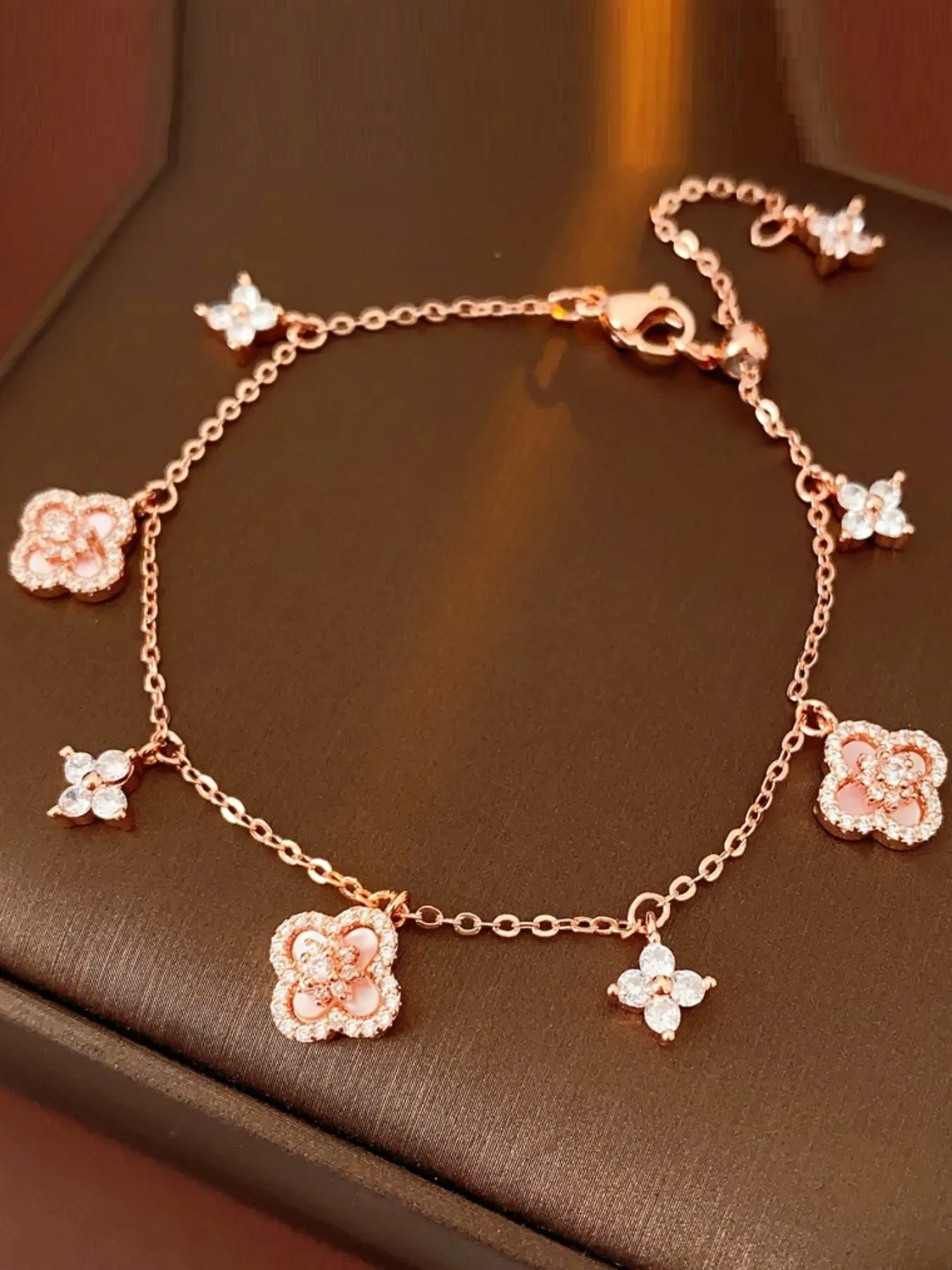 Zircon Mother of Pearl Four Leaf Clover Flower Design Bracelet, Exquisite Bracelet, Beautiful Bracelets, Elegant Jewelry for Luck and Promotion, Perfect Gift for Women, Bracelet with Pendant