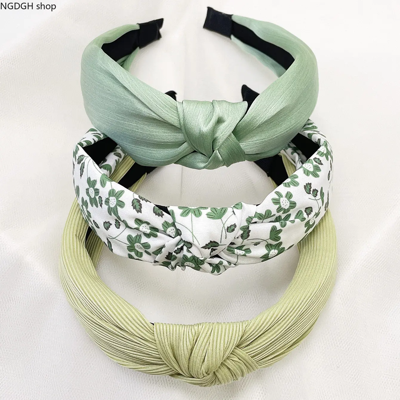 Women's 3-Pack Headbands, Knotted Twist-Front Wide Bands in Solid & Pink Flower Patterns, Ultra-Soft & Breathable for Yoga and Outdoor Sports, Female, Universal Size, All Seasons, Solid Patterns, Floral, Athletic Headbands, Sport Ready, Knotted Headbands