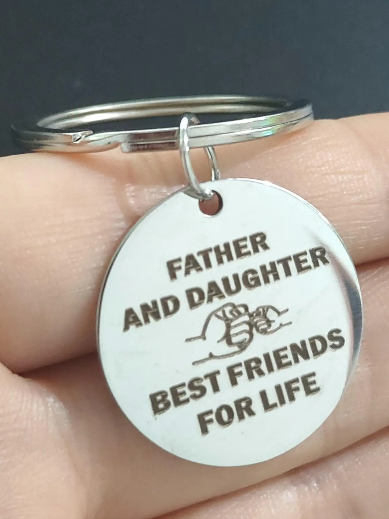Round Stainless Steel Keychain, Dad and Daughter Hand Pattern Keychain for Car Keys, Fashion Keychain for Women & Men, Fashion Accessories for Daily U