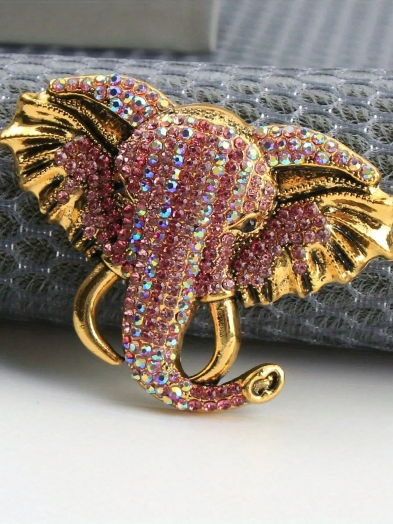 Vintage Crystal Elephant Exquisite Sparkling Brooch Pin, Luxurious Fashion Design, Elegant Animal Sparkle Accessory for Men and Women, Bead, Jewelry, Lapel Brooch