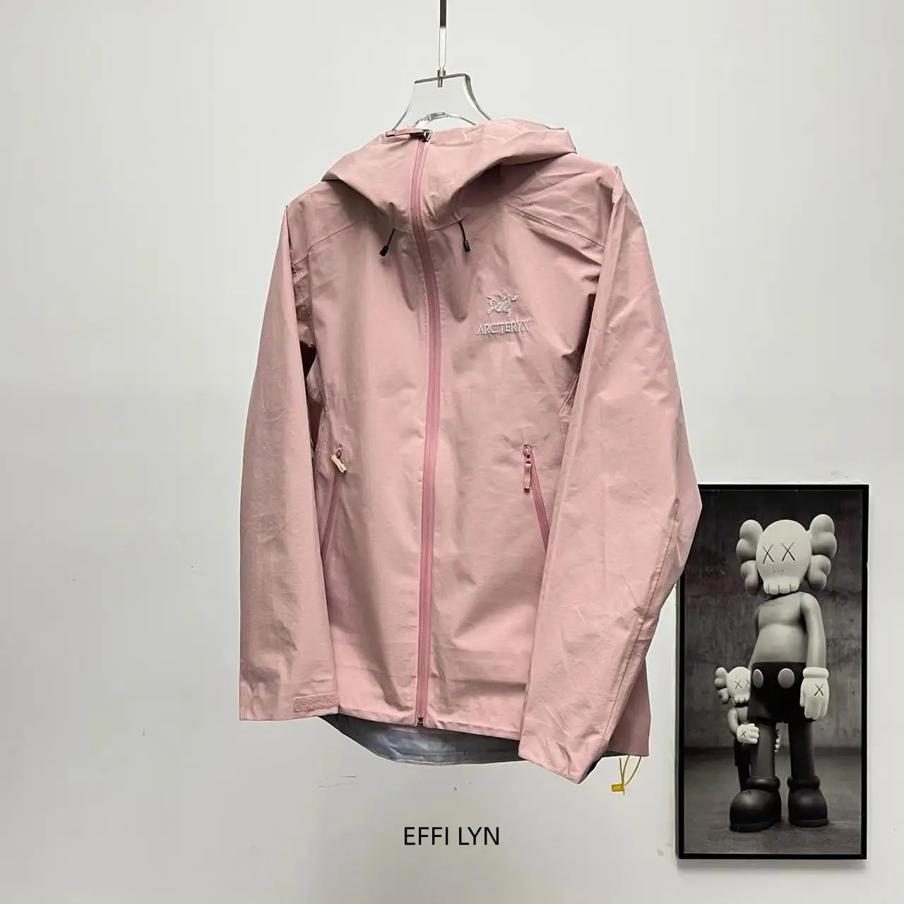 Soft Pink Hooded Water-Resistant Outer Layer for Hiking & Rainy Commutes, Sports Collectibles Accessory with Practical Zippered Pockets for Daily Storage