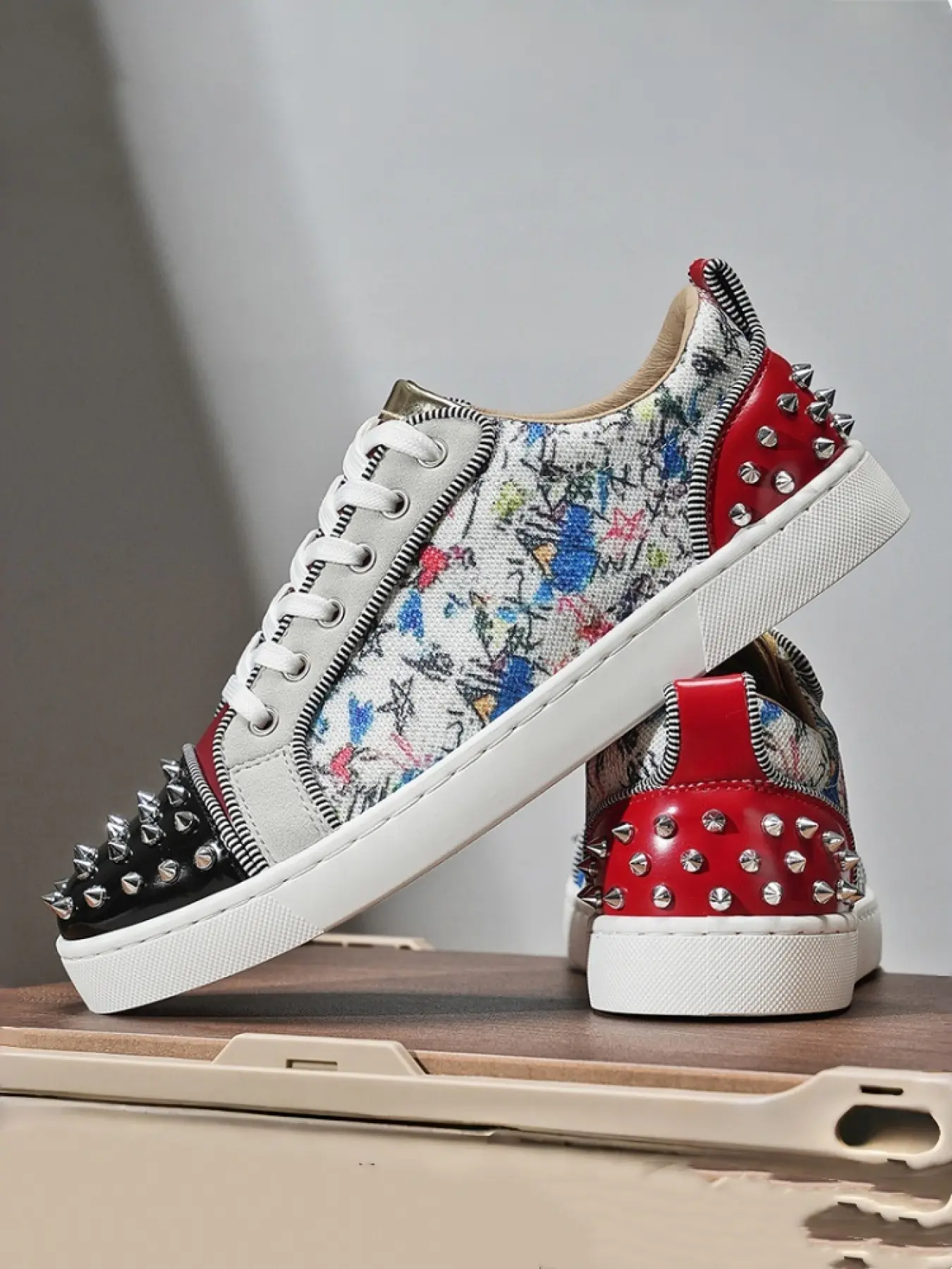 1 Pair of Men's Casual Rivet Graffiti Skate Shoes Trainer | Punk Street Style | Metal Spikes + Artistic Graffiti + Color-Block Design + Durable Outsole | Trendy Outfits / Bold Looks / Nightclub Style, Eye-Catching Rebellious Fashion Sneakers, Footwear
