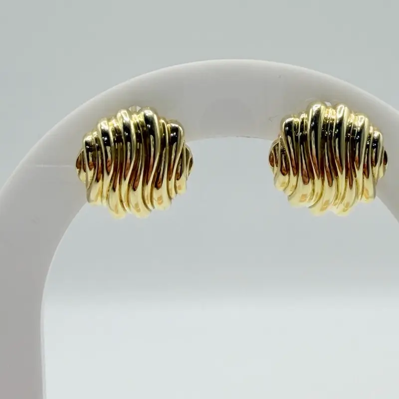 Aretes Grandes con Cierre Omega en Oro 10K Elegantes y Duraderos para Mujer