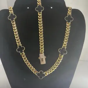 Necklece Monacó - Elegant Gold Chain Necklace with Clover Charms and Rhinestone Accent for Women's Fashion 14k gold plated