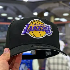 Los Angeles Lakers Black Snapback Cap, Adjustable Flat Brim Basketball Hat with Embroidered Lakers Logo, Classic NBA Streetwear Sports Cap for Men Women