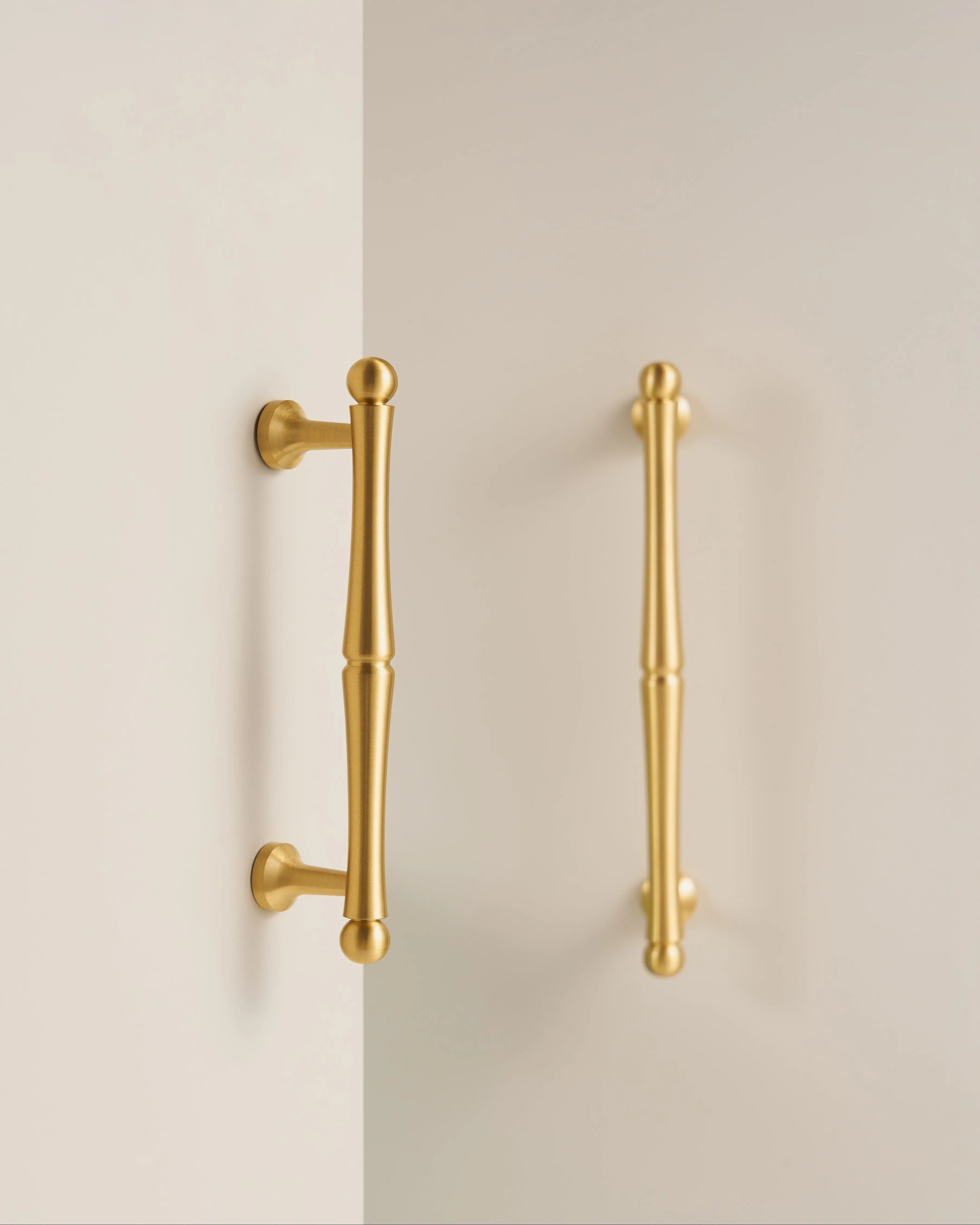 WINDSOR TAPERED COLUMN PULL WITH BALL-END DETAIL