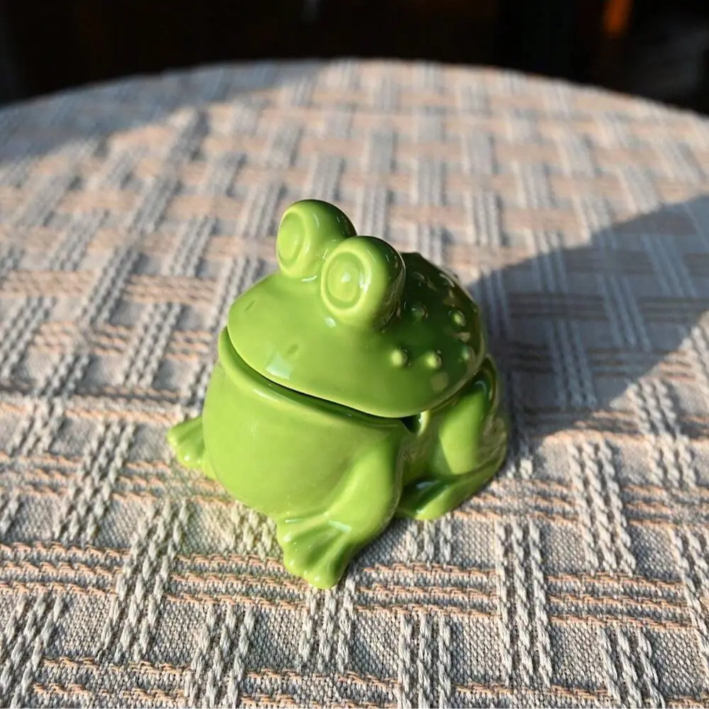 Frog Ceramic Ashtray with Lid, Cute Animal Design Storage Box for Small Items, Decorative Jewelry Holder, Unique Gift Idea, Collectible Room Decor, Home Decor Accessory