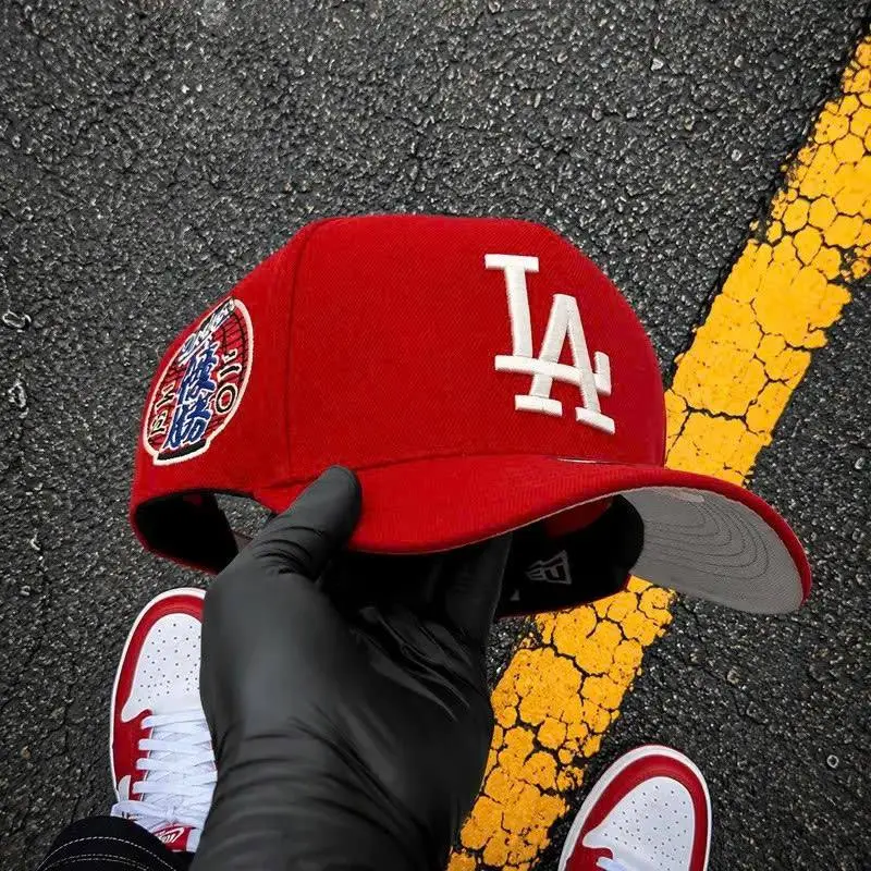 New Era LA Dodgers Red 9FORTY Baseball Cap – Flat Bill Hat Featuring Raised Embroidered LA Logo And World Series Side Patch, Premium Streetwear Accessory For Men Women, Gorra De Béisbol Ajustada, Urban Style
