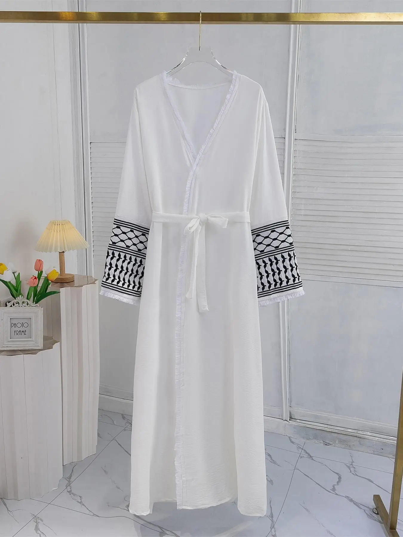 Women's Plain Geometric Embroidery Fringe Trim Belted Abaya, Modest Long Sleeve V Neck Long Dress for Daily Wear, Muslim Clothing for All Seasons