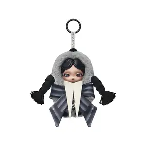 [Spanish]- SKULLPANDA × Wednesday (Versión uniforme de Nevermore Academy) – Peluche de Vinilo con Tarjeta Colgante