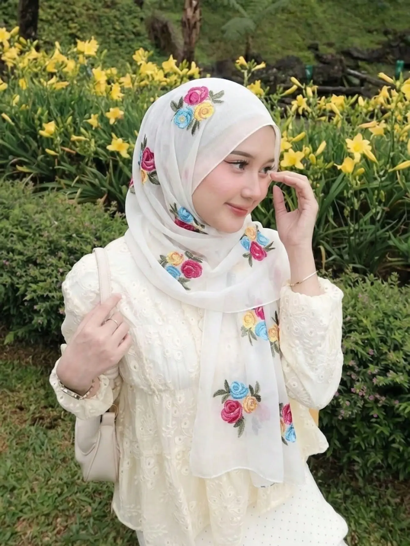 1pc Floral Embroidery Elegant Hijab Scarf For Women, Premium Lightweight Shawl With Colorful Rose Embroidery, Muslim Headscarf Modest Hair Wrap