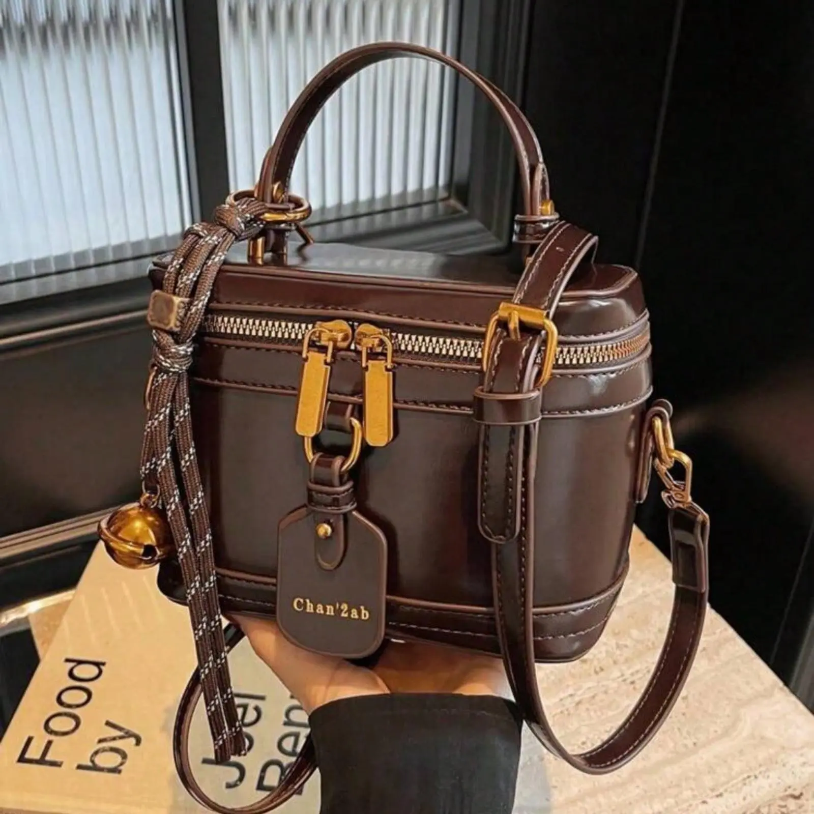 New Fashion Solid Color Shoulder Bag, Purses for 2026, Crossbody Pu Letter Pattern Decorative Design Handbag, Make Up Bag with Bell Slung, Box Bag, Suitable for Shopping, Holiday Parties, Dating
