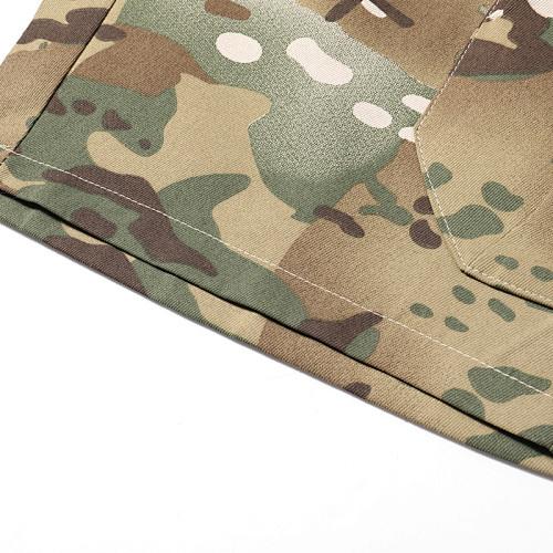 Men’s cargo shorts — new for summer. Camouflage tactical shorts with multiple pockets and a loose fit; knee-length streetwear casual design featuring distinctive cargo pocket details, buttons, and buckles—perfect for summer leisure and street gatherings.