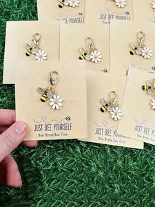 5pcs Cute Little Bee With White Flower Keychain, Just Bee Yourself Encouragement Card, Cheer Up Card,  Cute Friendship Gift, Positive Encouragement Gift For Friends, Family, Colleagues, Classmates, Valentine's Day Gift, Birthday Gift, Navidad, Mini Item