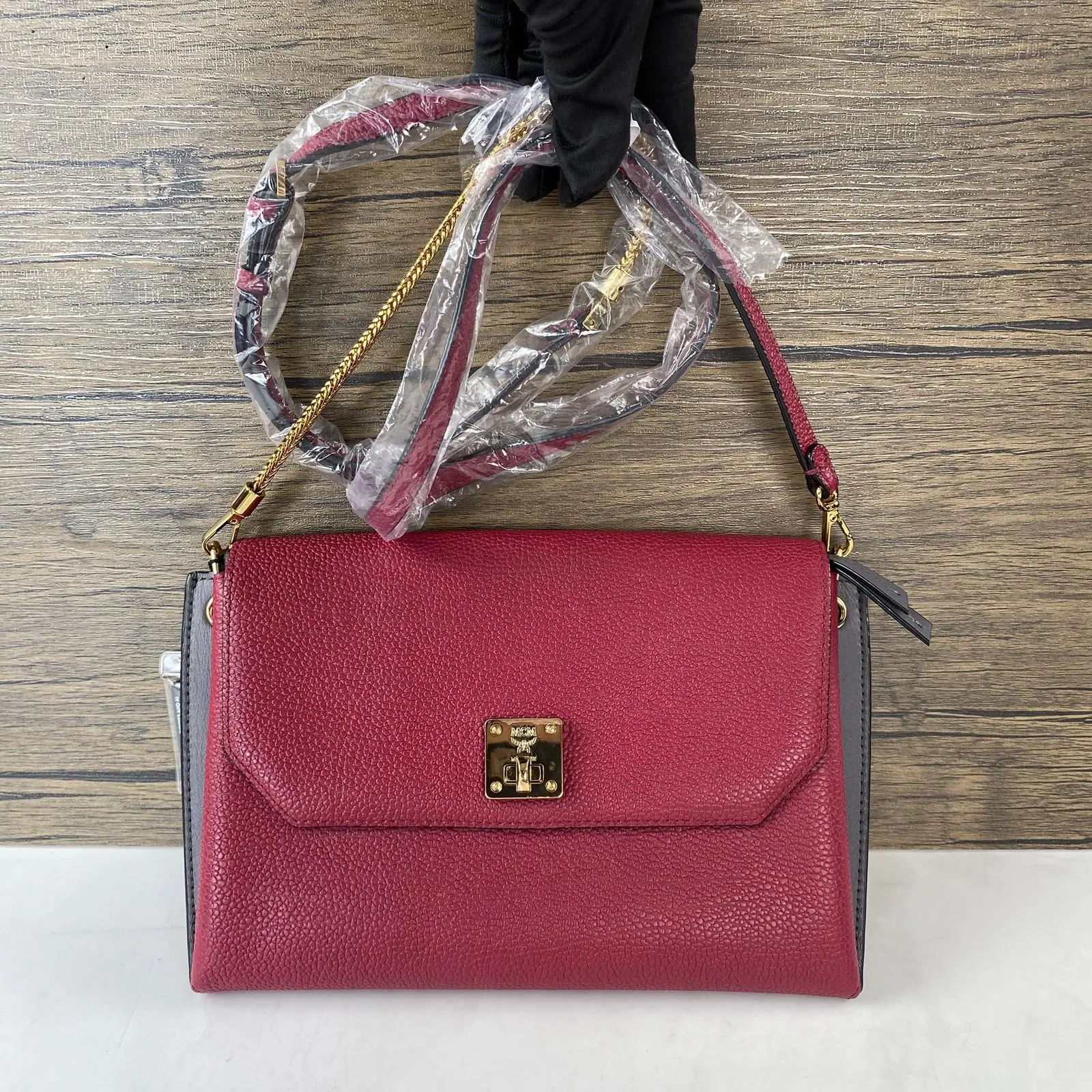 Pre-owned MCM leather Crossbody Bags red pebbled chain crossbody bag+Bag charm+++