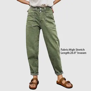 The classic silhouette of the straight-leg pants with rolled-edge stitching details is suitable for casual and fashionable outings.