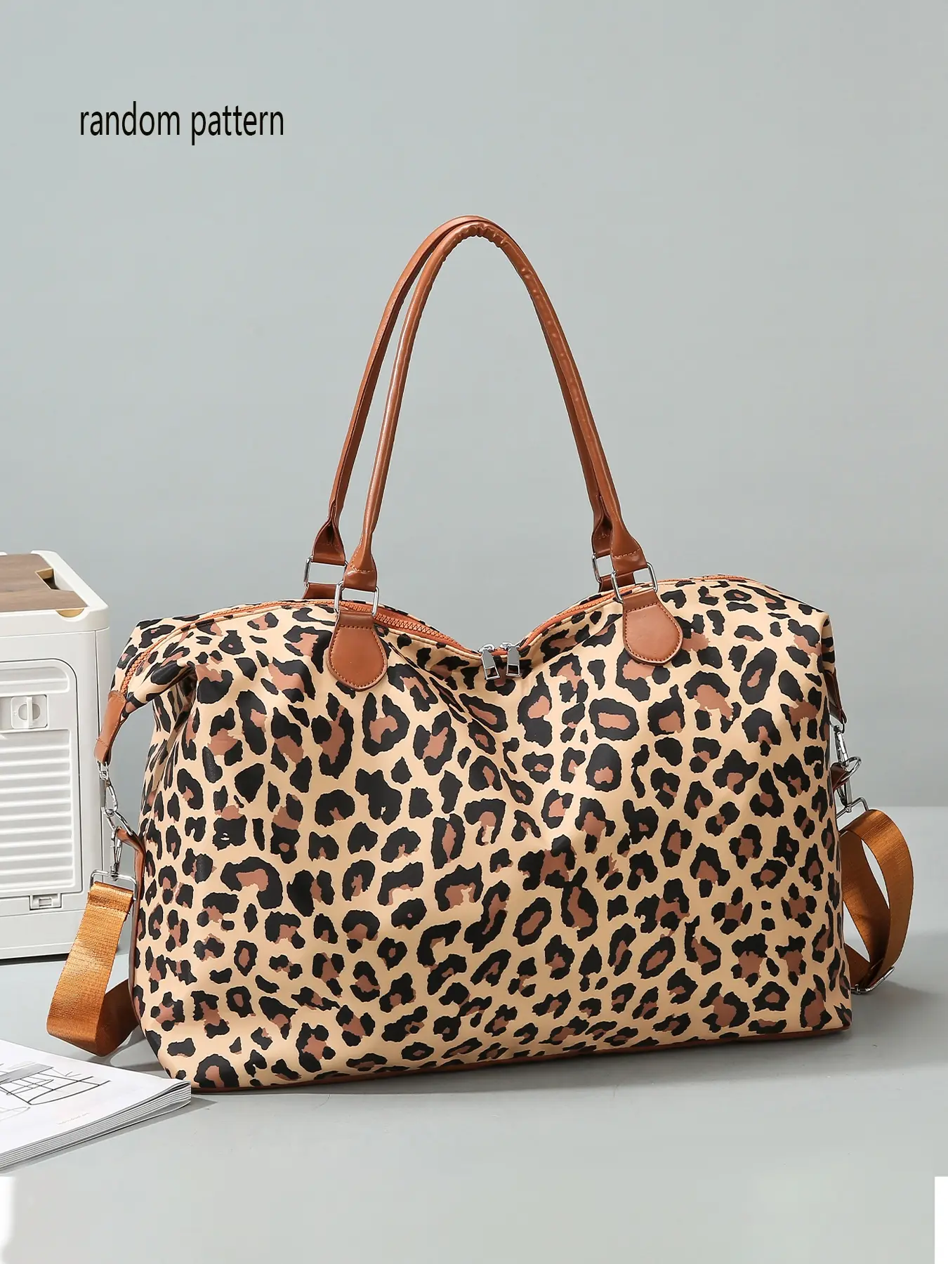 Large capacity travel tote bag, Travel duffel bag, lightweight handbag, Portable travel bag, zipper closure, random pattern, suitable for college students, campus business trips, men's and women's travel bags