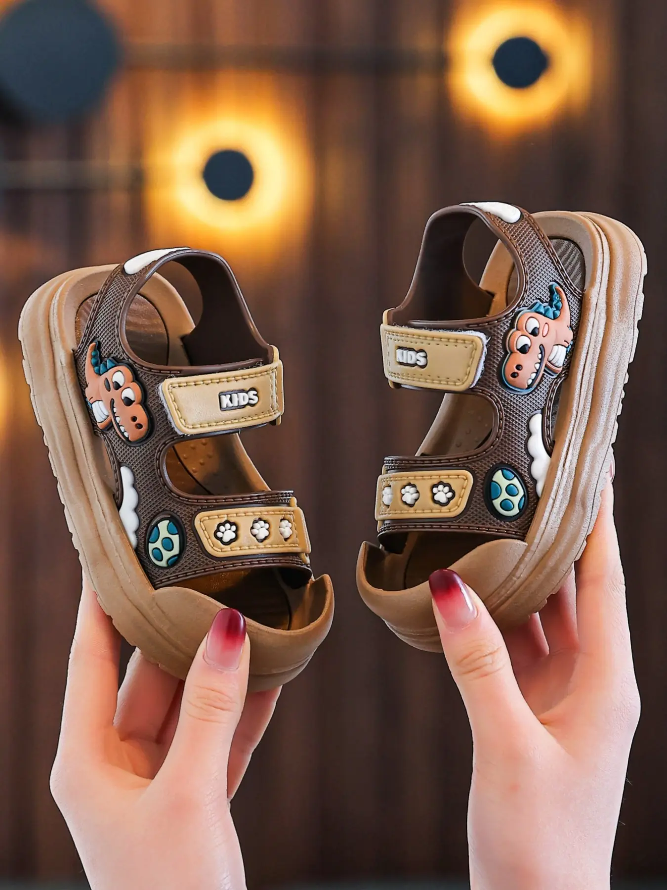 Childrens Open-Toe Sandals Flip Flops Summer 2026 Boys Cute Cartoon Dinosaur Design Soft Sole Comfortable Anti-Collision Kickproof Trendy Sandals