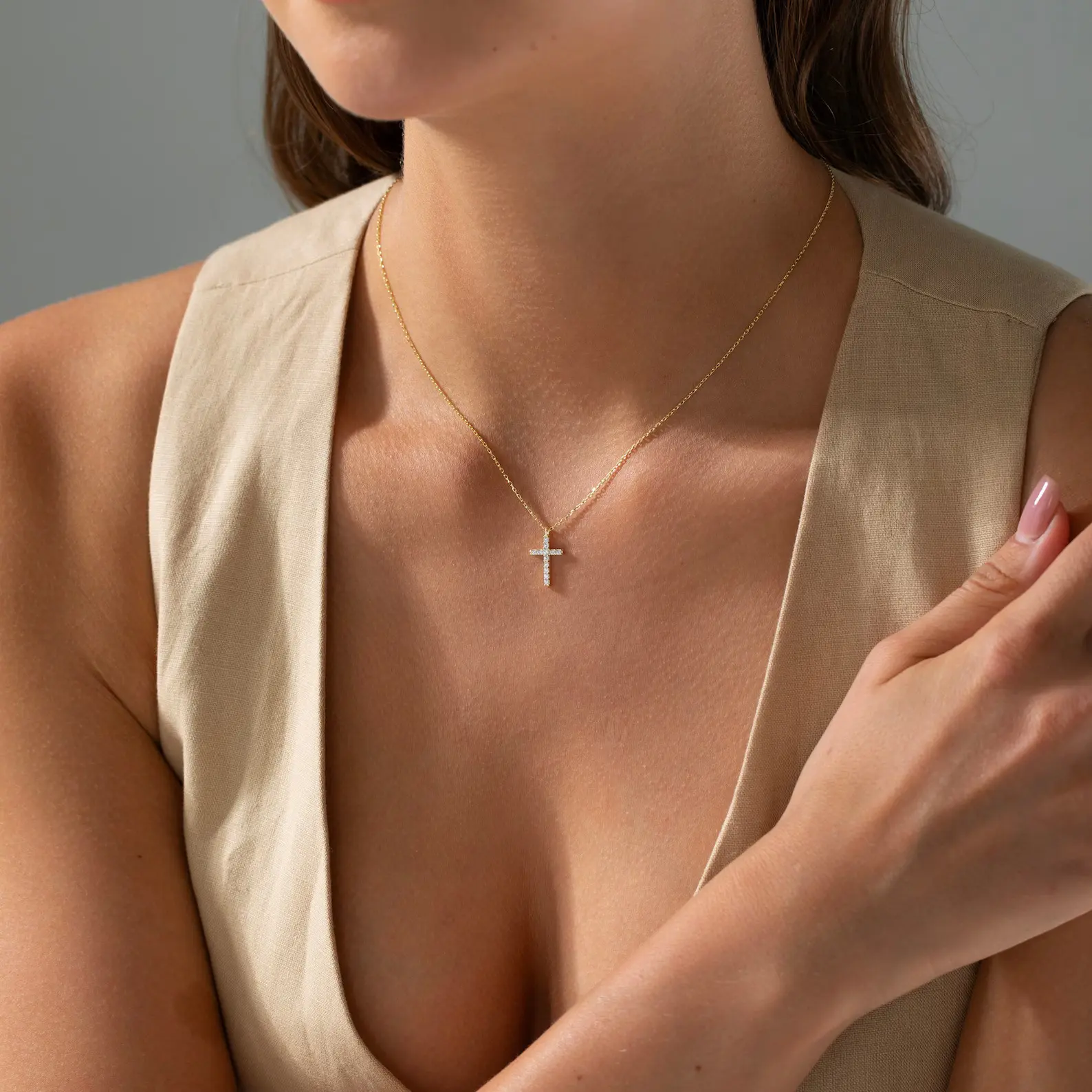 VENOCO Cross Necklace for Women,Dainty Gold Plated,It comes in two styles,Gold/Silver Plated Tiny Cubic Zirconia Cross Pendant Necklace for Women,Length 16.5 inches