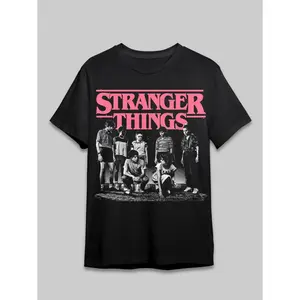 👾 Stranger Things Retro Character T-Shirt – Hawkins Crew Tee, 80s Nostalgia TV Show Fan Shirt, Vintage Stranger Things Graphic Tee, Casual Unisex Short Sleeve Top, Soft Cotton Streetwear, Oversized Classic Tee for Men & Women