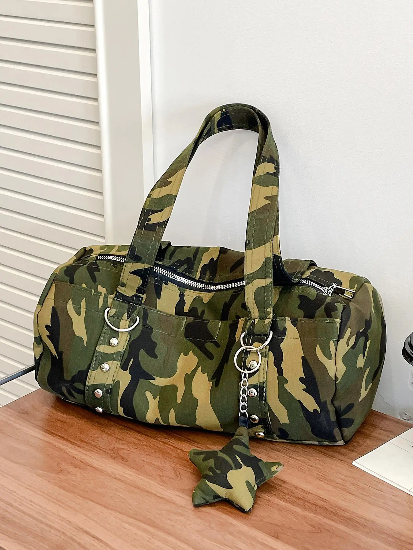 Street style camouflage Boston bag, personalized rivet decorated handbag, trendy sports style shoulder bag, versatile and large capacity, suitable for shopping and street photography, hot girl motorcycle style, fashionable bags, Casual Shoulder Bag, etc.