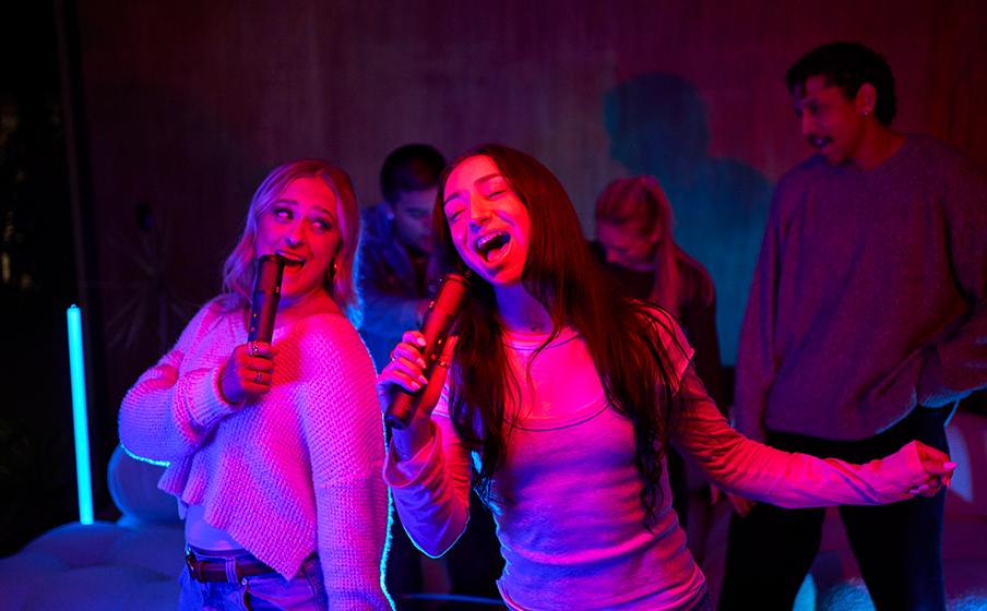 JBL EasySing Mics, Two wireless AI-powered microphones with real-time vocal removal